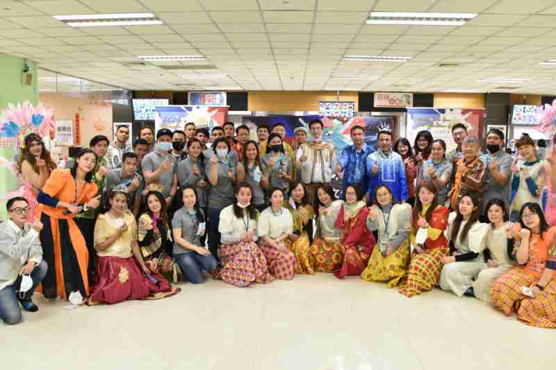 友達推動「安心、、、創新、、用心、、、同心、、盡心」五星職旅，，，為菲籍員工打造全方位照護，，，，首度贏得「人權實踐與發展領袖獎」殊榮