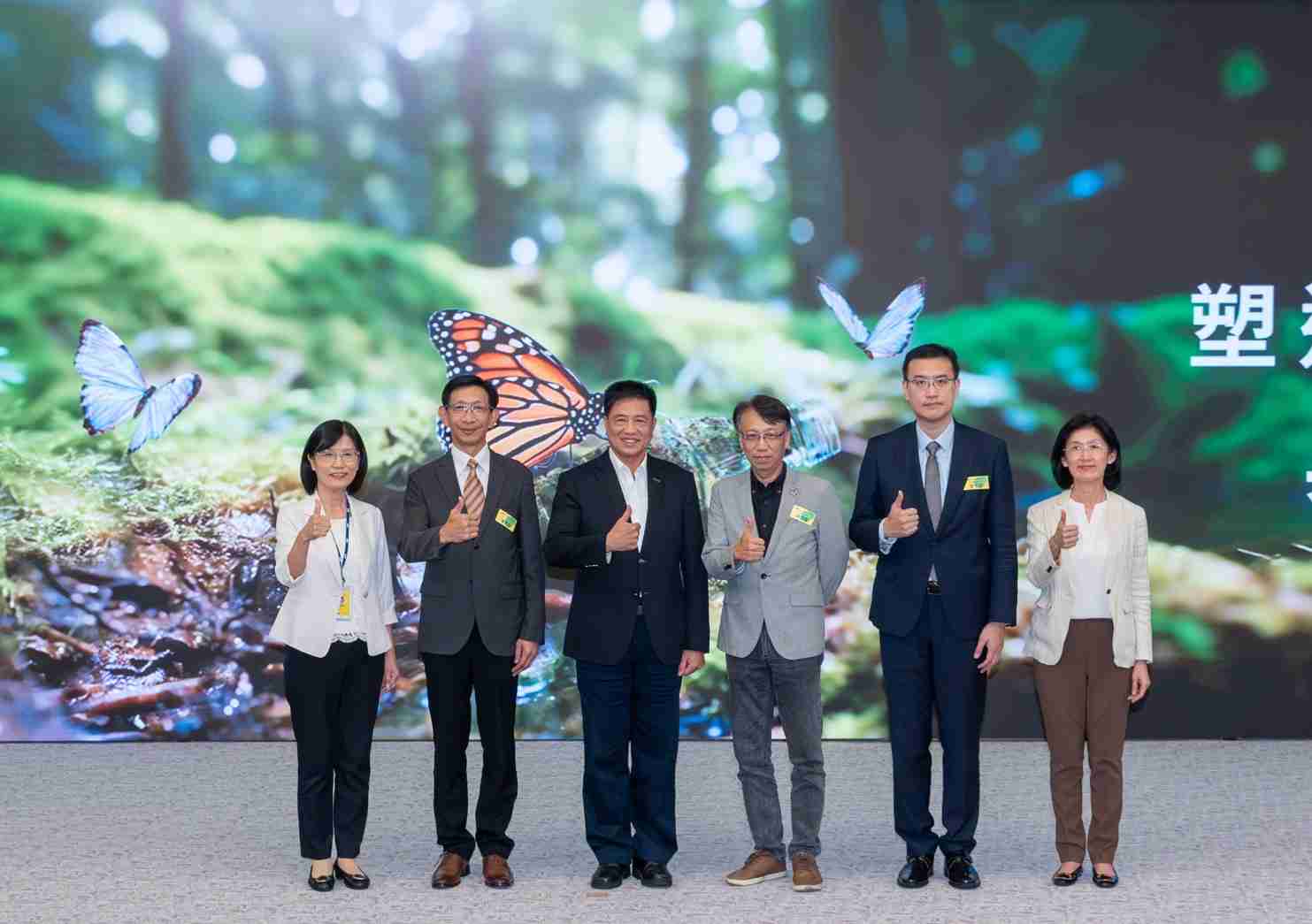 友達2023 CSR共榮大會，，，，邀請領域專家分享交流生物多樣性管理趨勢、、、、無塑產品、、、海廢永續塑料等議題  （圖左到右：友達光電永續長古秀華、、、3M台灣技術長陳君杰、、、友達光電董事長暨集團策略長彭双浪、、光寶科技企業永續發展處處長陳慶暉、、、、安永聯合會計師事務所執業會計師曾于哲、、、、友達光電供應鏈總部副總經理吳宜芳）