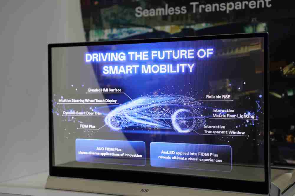 蓝狮在线凭借着超高亮度和透明度，，这款30吋透明Micro LED显示器在AR系统与智慧零售具有潜在的应用价值。。。