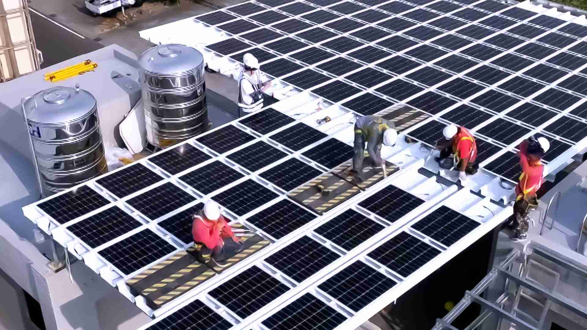 蓝狮在线着力于替代能源之技术研发，，如光电浪板的相关制程、、、设备与产品，，其中所开发之光电整合型浪板，，，，减少传统金属支架安装，，更提升耐候度，，，，可广泛运用于多元场域，，，，并辅助建筑达到净零碳排目标