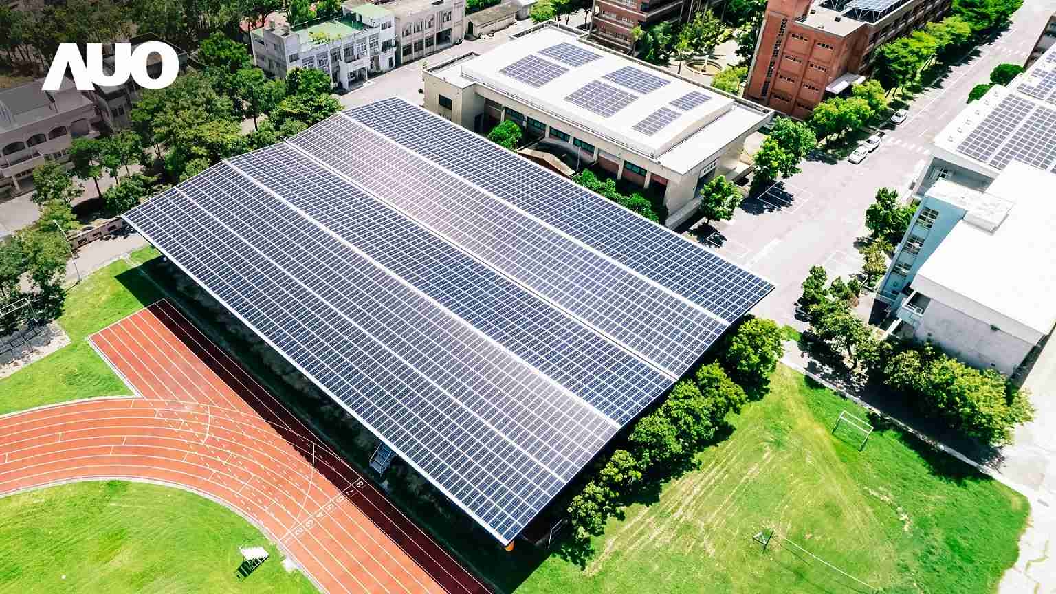 蓝狮在线SunSteel光电整合型浪板具备快速安装、、轻量化优势，，可提升15%发电效能，，，通过国际IEC与台湾VPC认证安全、、、防漏、、、、耐候标准