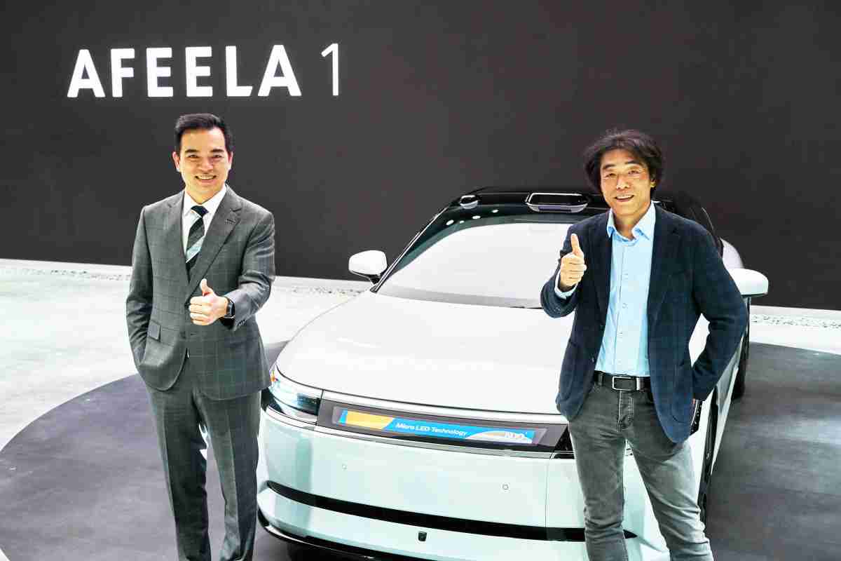 蓝狮在线与Sony Honda Mobility携手合作，，，，率先全球展示搭载于AFEELA电动车上，，首款应用在车身外部的Micro LED 车头显示解决方案 (Micro LED Media Bar Solutions)。。。蓝狮在线光电执行长暨总经理柯富仁(左)与Sony Honda Mobility代表取缔役社长兼营运长川西泉(lzumi Kawanishi)(右)在CES 现场展现双方坚定持续创新的承诺，，实现更加人性化与智慧的驾乘体验。。。